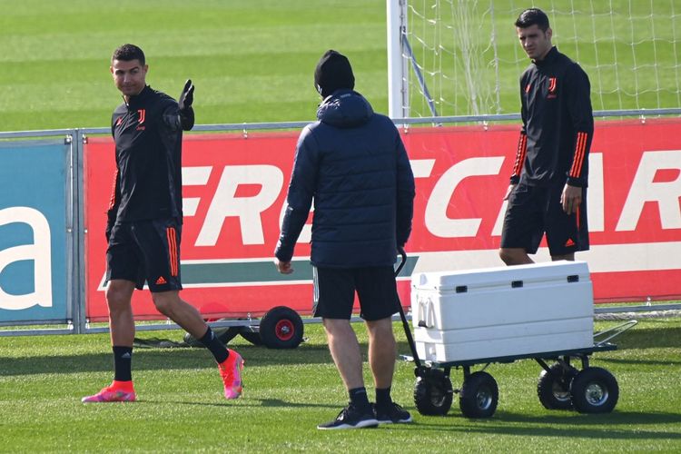 Cristiano Ronaldo dan Alvaro Morata saat menjalani sesi latihan di markas Juventus di Turin pada Selasa (16/2/2021).