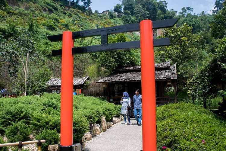 Gerbang kecil di area Jepang yang menuju ke sebuah rumah kecil khas Jepang di Great Asia Afrika, Bandung, Jumat (17/1/2020).