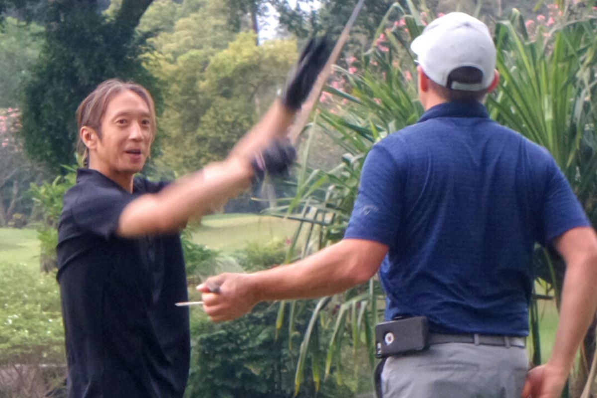 Pemain bas Dream Theater John Myung diabadikan Kompas.com saat bermain golf di Hotel Hyatt Residence, Yogyakarta, Kamis (28/9/2017). 