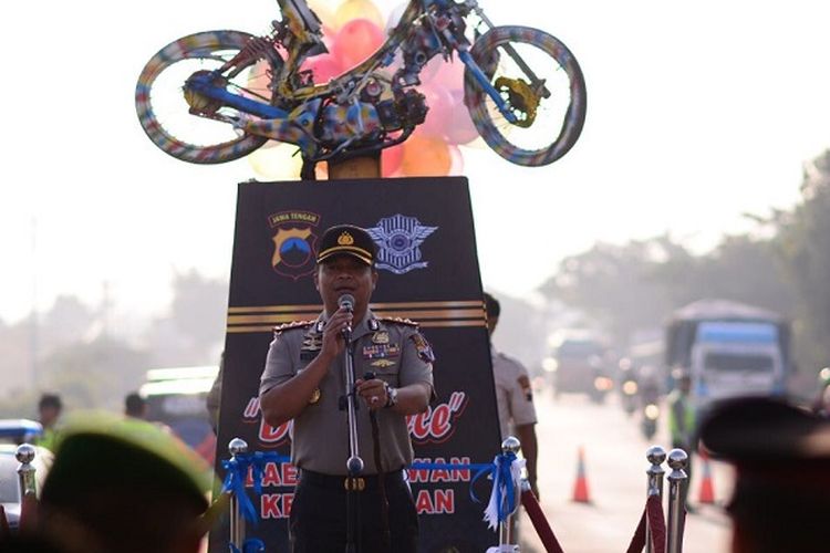 Kapolres Brebes, Jawa Tengah, AKBP Luthfie Sulistiawan saat meresmikan tugu dara kece yang berada di jalur pantura Desa Klampok, Kecamatan Wanasari, Selasa (21/3/2017).