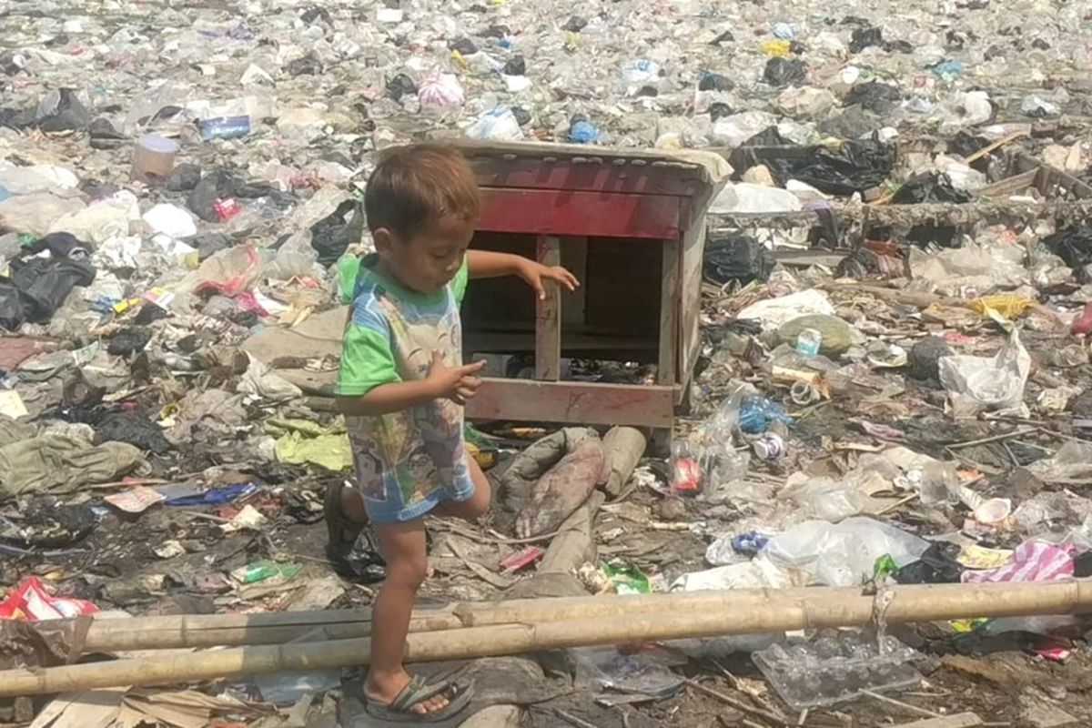 anak-anak bermain ditengah lautan sampah Kampung Bengek, Muarau Baru, Penjaringan, Jakarta Utara