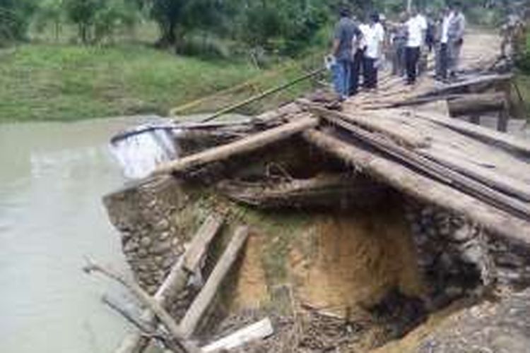 Banjir bandang menyebabkan jembatan penghubung di Desa Hargo Binangun, Kecamatan Ulu Talo, Kabupaten Seluma, putus. Banjir terjadi setelah hujan lebat mengguyur Kabupaten Seluma, Provinsi Bengkulu, Selasa (9/11/2016) malam.