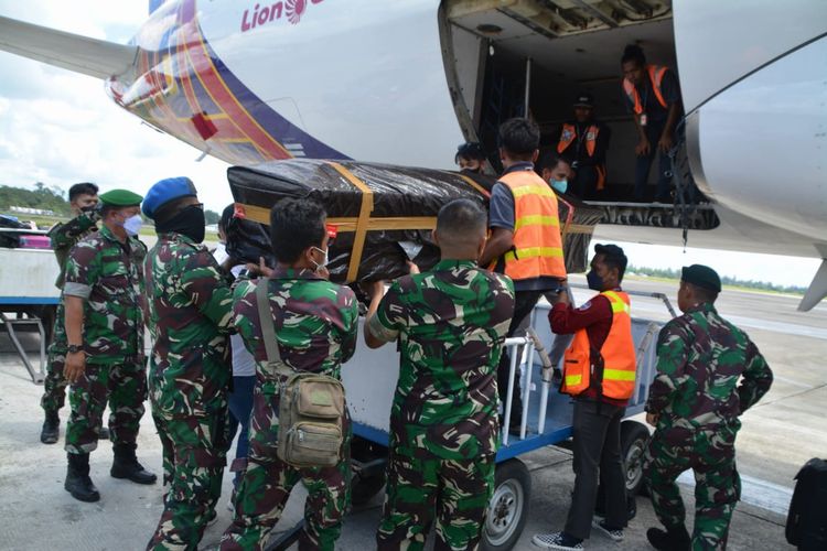 Ketiga jenazah prajurit TNI AD yang menjadi korban penembakan kelompok kriminal bersenjata (KKB) diterbangkan ke kampung halamannya masing-masing.