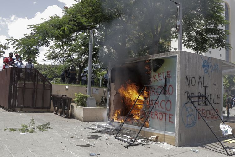 ATM bitcoin El Salvador, Chivo, dibakar massa dalam aksi unjuk rasa menentang Presiden Nayib Bukele di San Salvador, Rabu (15/9/2021). Ribuan pengunjuk rasa menolak bitcoin sebagai alat pembayaran sah, dan memprotes upaya Bukele untuk menjabat lagi pada 2024, karena batas masa jabatan presiden di El Salvador adalah satu periode.