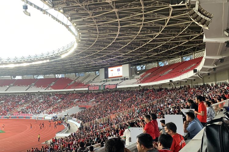 Suporter Indonesia yang memadati Stadion Gelora Bung Karno Senayan, Jakarta. Timnas Indonesia melawan Kamboja dalam laga penyisihan Grup A Piala AFF 2022, Jumat (23/12/2022).
