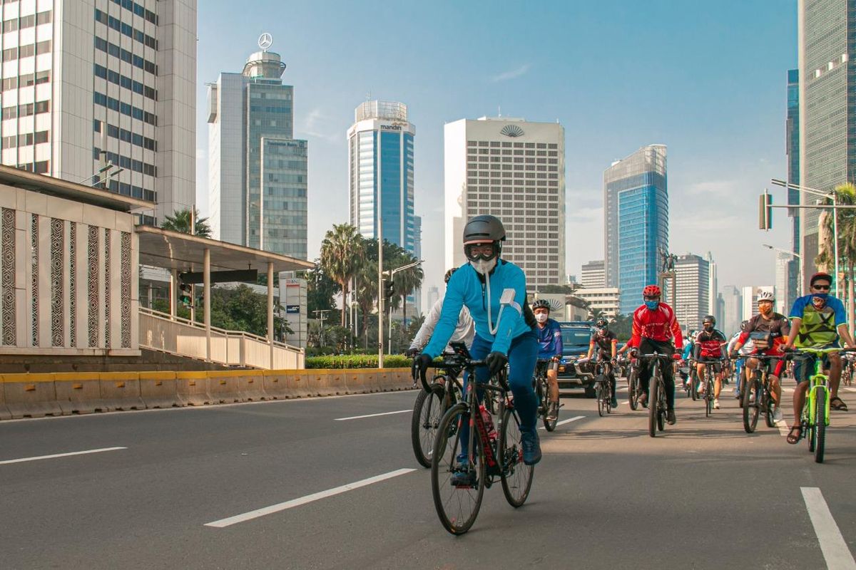 Menteri Perindustrian Agus Gumiwang Kartasasmita sedang melakukan aktivitas bersepeda tiap akhir pekan, Jakarta, Minggu (12/7/2020).