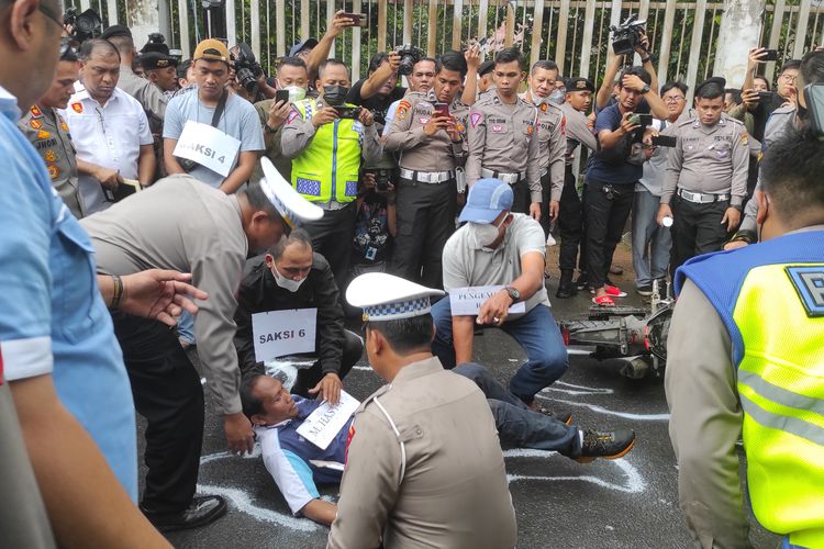 Rekonstruksi ulang kasus kecelakaan mahasiswa Universitas Indonesia (UI) Muhammad Hasya Attalah di bilangan Jagakarsa, Jakarta Selatan, Kamis (2/2/2023).