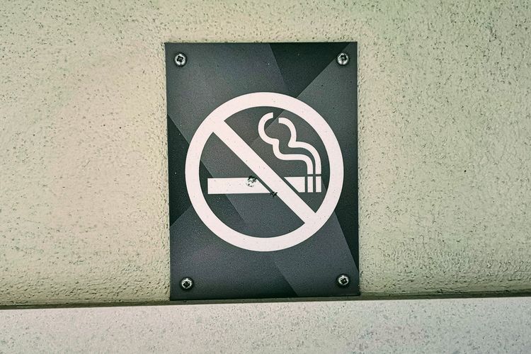 Tidak merokok di dalam kamar adalah salah satu aturan hotel yang sebaiknya dipatuhi.