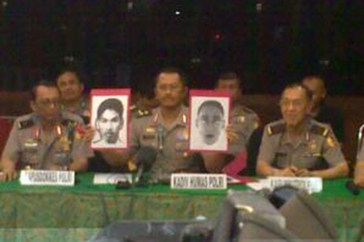 Kepala Divisi Humas Mabes Polri Inspektur Jenderal Polisi Nanan Sukarna menunjukkan foto dan sketsa wajah pelaku bom bunuh diri di Hotel JW Mariott, Dani Dwi Permana.