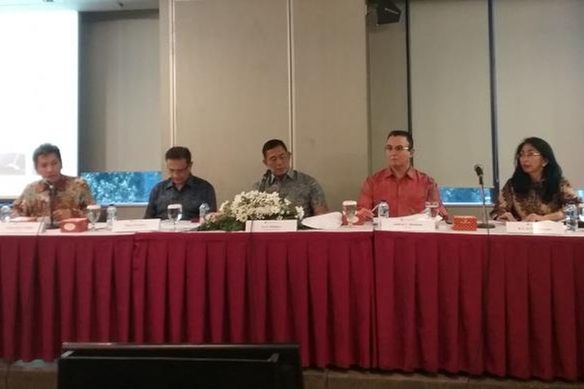 Board of Directors PT Bumi Resources Tbk (BUMI) dalam konferensi pers paparan kinerja di Jakarta, Kamis (23/2/2017).