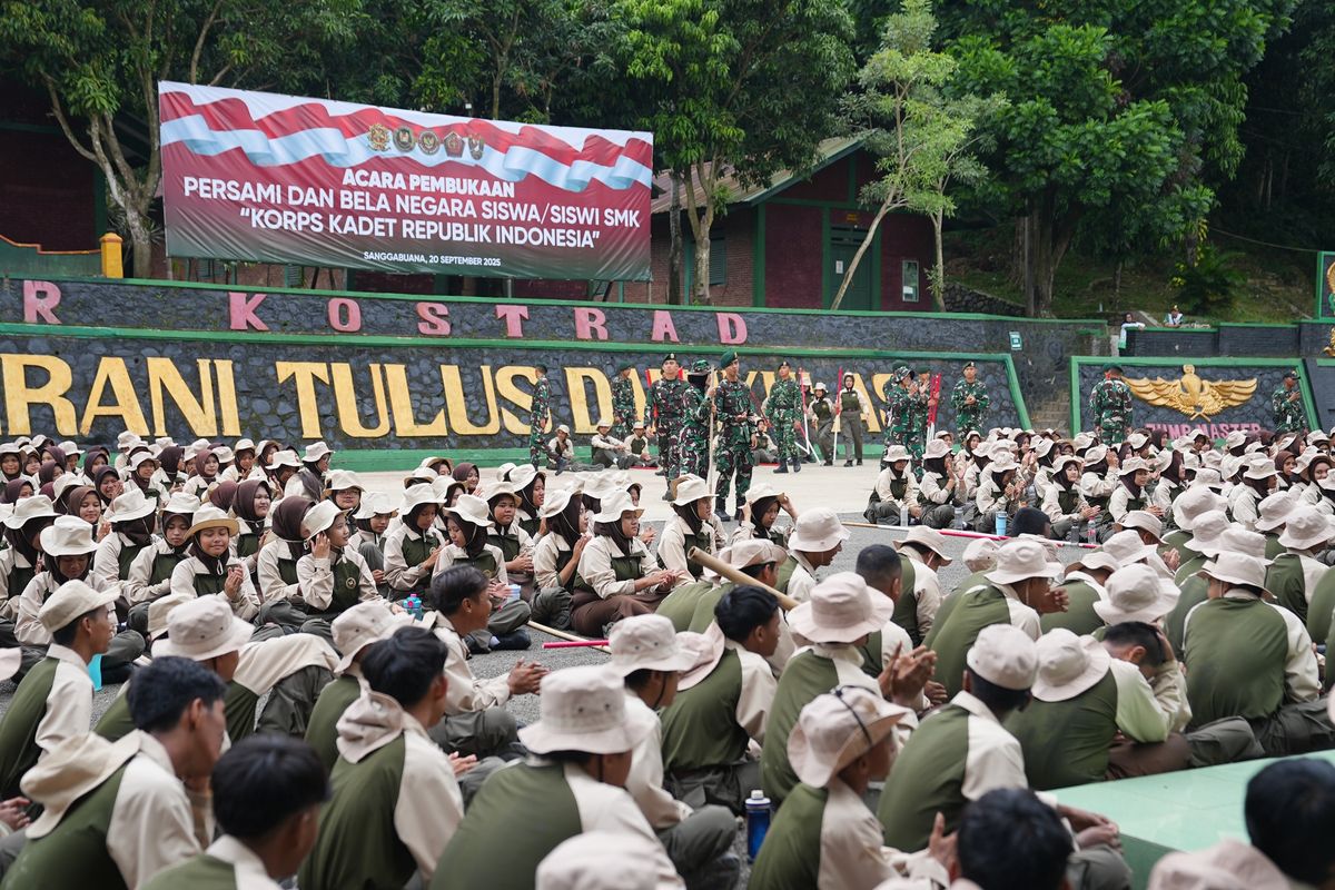 Para pelajar SMK mengikuti kegiatan bela negara Korps Kadet Republik Indonesia (KKRI) di kawasan Latihan Kostrad Sanggabuana, Karawang, Jawa Barat.