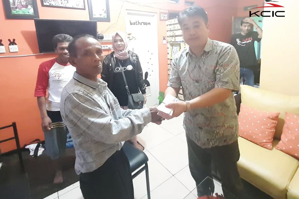 Pemberian ganti rugi kepada warga terdampak kebakaran pipa Cimahi, di sekitar proyek Kereta Cepat jakarta-Bandung, Jumat (25/10/2019).