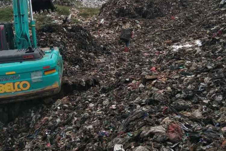 Gunungan sampah di Tempat Pembuangan Sampah (TPA) Jalupang, Kelurahan Wancimekar, Kecamatan Kotabaru, Kabupaten Karawang yang telah overload.