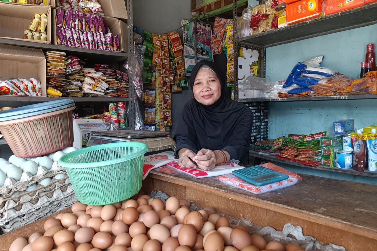 Pedagang telur di Pasar Kaget Pondok Kelapa, Duren Sawit, Jakarta Timur, betnama Yuli (42), Kamis (19/10/2023).