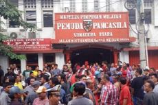 Massa dari Dua Organisasi Kepemudaan Bentrok, Kota Medan Mencekam