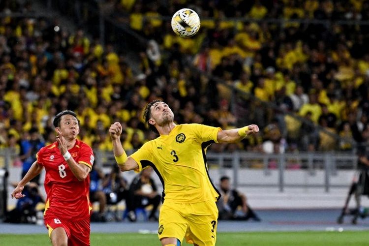 Pemain Timnas Malaysia, Facundo Tomas Garces, menjadi salah satu pemain naturalisasi bermasalah yang turun dalam laga Malaysia vs Vietnam di putaran ketiga Kualifikasi Piala Asia 2027 pada 10 Juni 2025.(Photo by Mohd RASFAN / AFP)