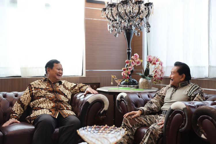 Menteri Pertahanan sekaligus Ketum Partai Gerindra Prabowo Subianto saat mengunjungi seniornya, Jenderal TNI (Purn) AM Hendropriyono di kediamannya, Jakarta, Selasa (25/4/2023).