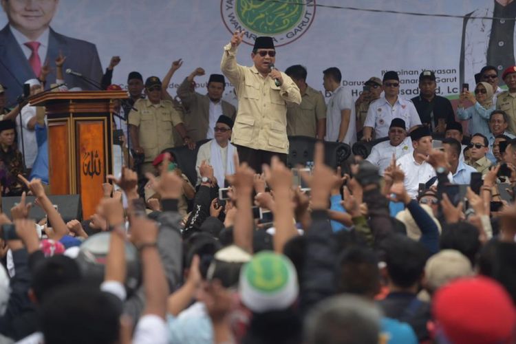 Calon presiden nomor urut 02 Prabowo Subianto saat bersilaturahim dengan kiai dan ulama serta masyarakat di Pondok Pesantren Darussalam, Garut, Jawa Barat, Sabtu (9/3/2019).