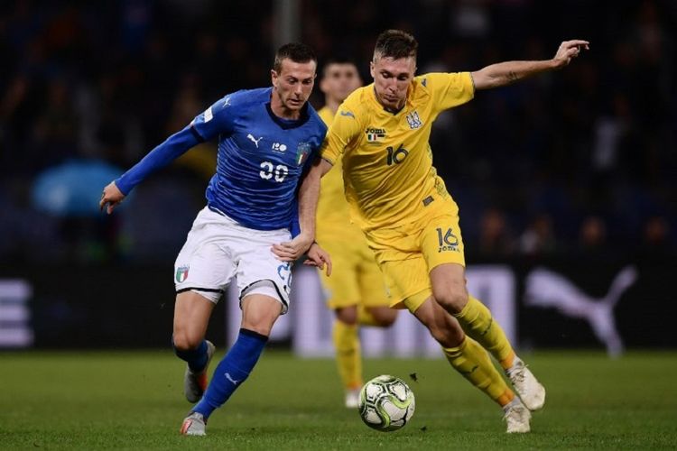 Federico Bernardeschi dan Serhiy Sydorchuk beradu pada duel Italia vs Ukraina dalam laga persahabatan di Stadion Luigi Ferraris, 10 Oktober 2018. 