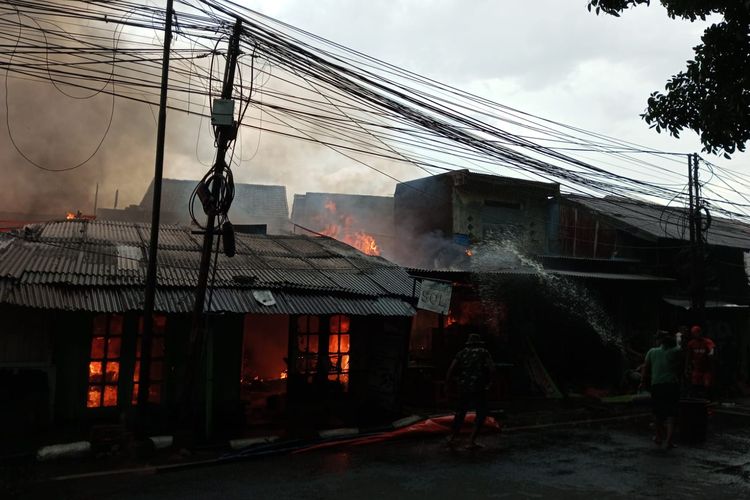 Kebakaran sembilan kios di jalan Masjid Gedong, Kelurahan Gedong, Kecamatan Pasar Rebo, Jakarta Timur, Jumat (28/1/2022).