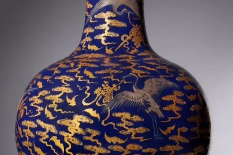 Vas setinggi 60 sentimeter berwarna biru dengan sentuhan perak dan emas ini diciptakan untuk keluarga Kaisar Qianlong.