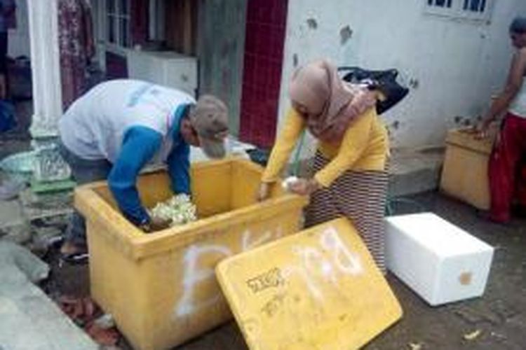 Proses pengepakan 50 kilogram bunga melati dari Pantai Sigandu,   Kabupaten Batang, Jawa Tengah, Selasa (5/1/2016) untuk prosesi penobatan raja keraton   Pakualaman, Yogyakarta pada 7 Januari 2016.