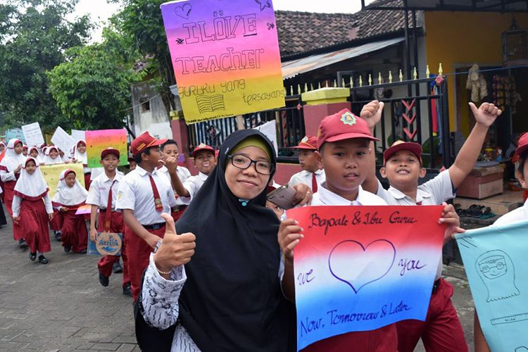 Para siswa dan siswi SD Muhammadiyah 1 Wringinanom melakukan long march, sebagai bentuk keprihatinan atas tragedi yang menimpa guru korban penganiayaan di Sampang.