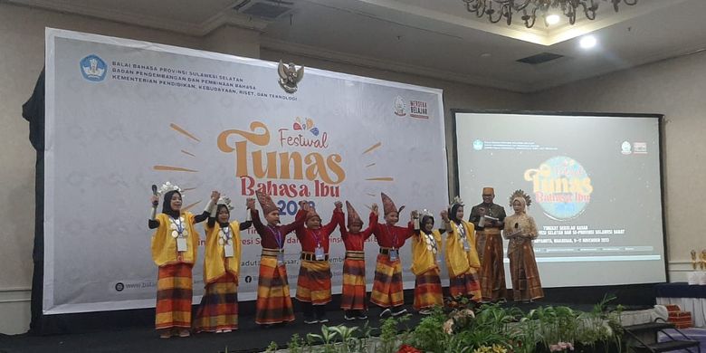 Sebagian peserta yang tampil dalam pembukaan Festival Tunas Bahasa Ibu Tingkat Sekolah Dasar Provinsi Sulawesi Selatan dan Sulawesi Barat 2023 pada Kamis (9/11/2023) malam di Makassar, Sulawesi Selatan.
