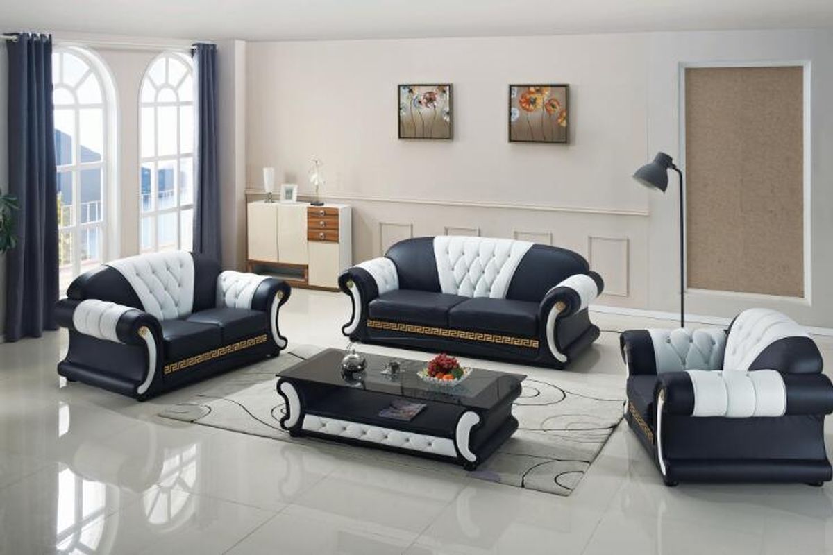 Warna sofa hitam putih.