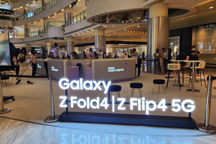 Samsung menggelar penjualan perdana Galaxy Z Fold 4 dan Flip 4 di Mal Central Park, Jakarta, 2-4 September 2022.

