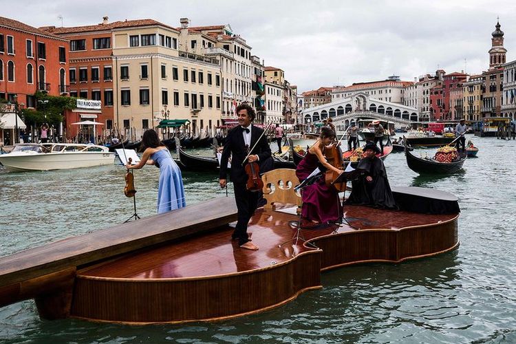 Biola raksasa di Grand Canal Venesia, Italia.