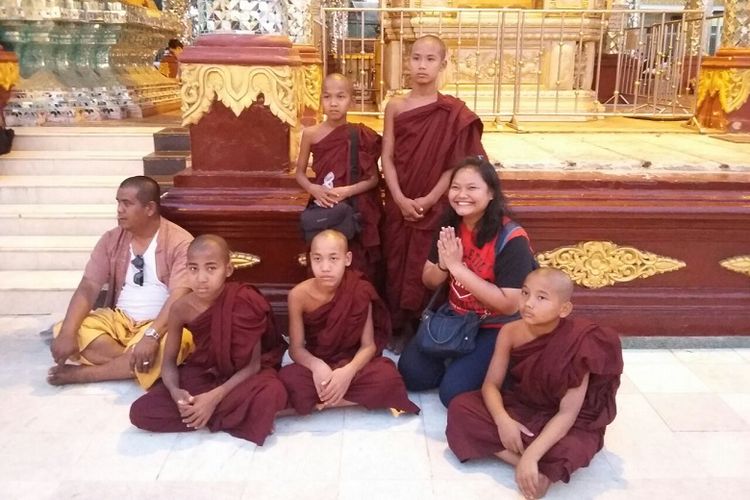 Berfoto bersama biksu kecil di Pagoda Shwedagon, Yangon, Myanmar.