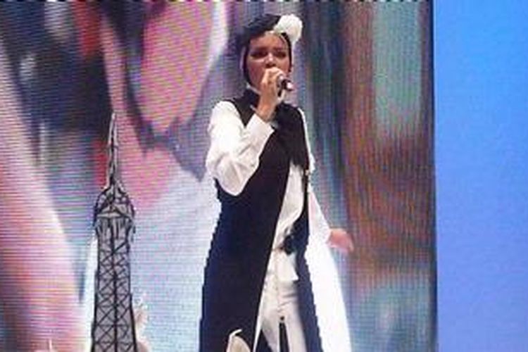 Dewi Sandra tampil bernyanyi dalam event Indonesia Islamic Fashion Fair, yang digelar di Jakarta Convention Centre, Kamis (30/5/2013).