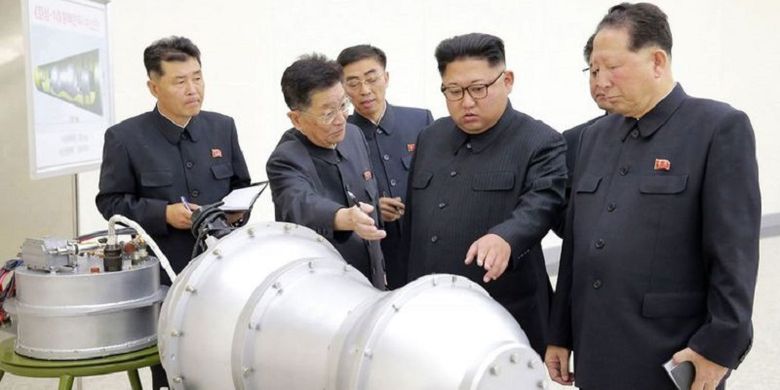 Foto tanpa tanggal yang dikeluarkan oleh kantor berita Korea Utara, KCNA, pada 3 September 2017, memperlihatkan pemimpin Korut Kim Jong Un (tengah) sedang melihat pipa logam di tempat yang tak diketahui.  