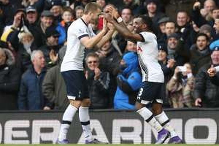 Eric Dier (kiri) merayakan gol kemenenangan Tottenham atas Swansea yang dicetak Danny Rose di White Hart Lane, Minggu (28/2/2016)