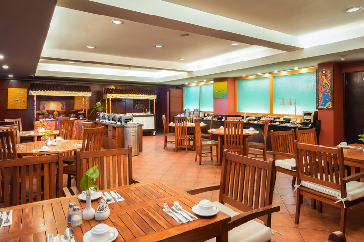 Restoran Best Western Resort Kuta yang memberikan kesan nyaman dan hangat.