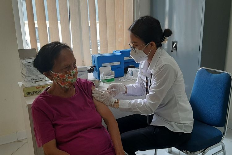 Warga lansia disuntik vaksin booster di Puskesmas Bugangan, Rabu (12/1/2022)