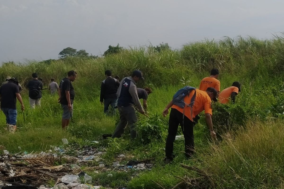 Saat polisi melakukan pencarian tubuh korban mutilasi di kawasan Pantai Marina Semarang. Rabu (14/9/2022)