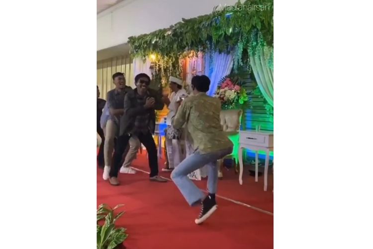 Tangkapan layar dari video viral beberapa orang lakukan joget TikTok di acara pernikahan salah satu temannya.