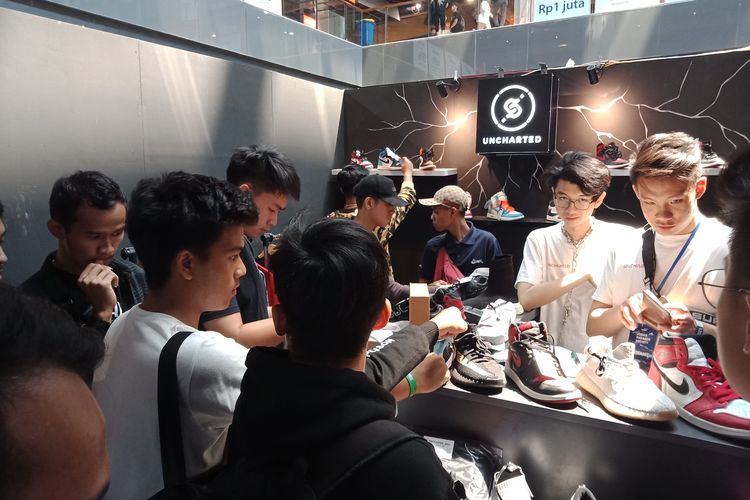 Booth Uncharted menjadi salah satu yang paling diburu oleh pengunjung Urban Sneaker Society 2019.