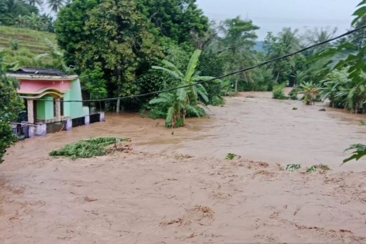 Banjir Bandang hingga 2 Meter Kembali Terjang Cianjur, Puluhan KK Mengungsi
