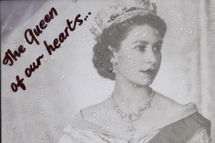 Foto Ratu Elizabeth II muda terkena rintik hujan di gerbang Istana Buckingham, London, Jumat (9/9/2022). Ratu Elizabeth II wafat pada Kamis (8/9/2022) dalam usia 96 tahun. Ia merupakan penguasa terlama di Kerajaan Inggris selama 70 tahun.