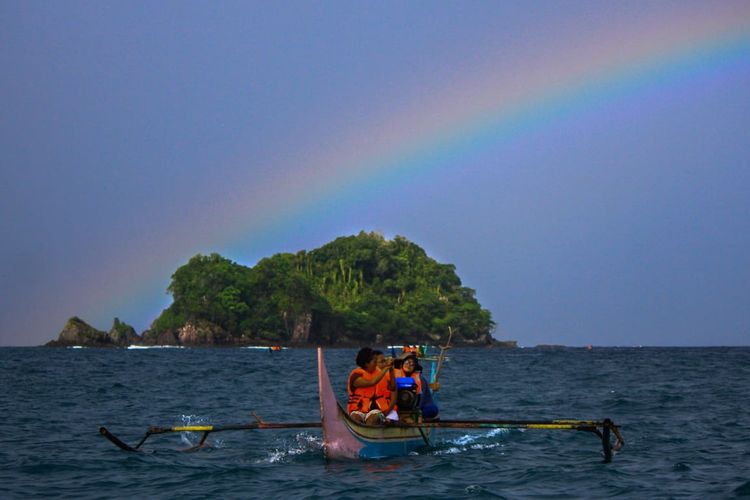 Pengunjung Teluk Pandan Pesawaran sedang berwisata.