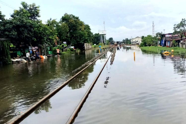 Banjir dan genangan air di jalur kereta api di wilayah kerja PT KAI Daop 4 Semarang, Minggu (18/1/2026) pagi.