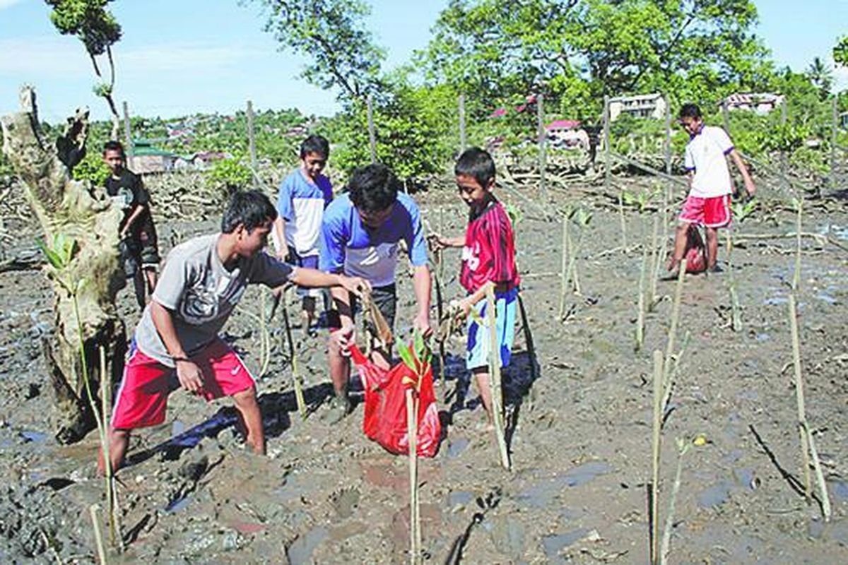 Pelajar SMA Negeri 8 Balikpapan, Kalimantan Timur, Rabu (27/8), turun ke kawasan konservasi mangrove di hutan Kota Balikpapan, tepatnya di Kelurahan Margomulyo, untuk memungut sampah.  