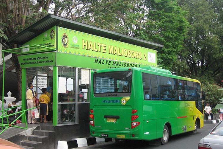 Trans Jogja berhenti di Halte Malioboro 2