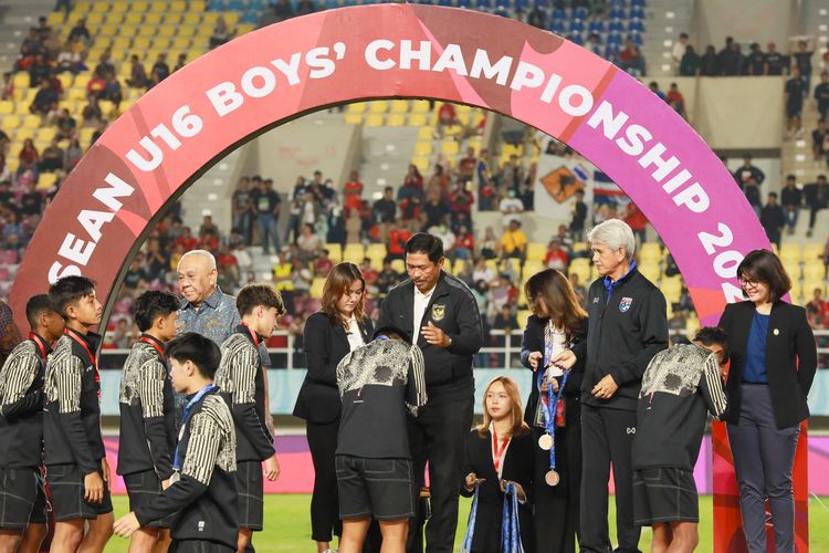 Pj Gubernur Jawa Tengah (Jateng) Nana Sudjana menyerahkan medali juara ASEAN U-16 Boys Championship Piala AFF U-16 yang digelar di Stadion Manahan, Surakarta pada Rabu, (3/7/2024).
