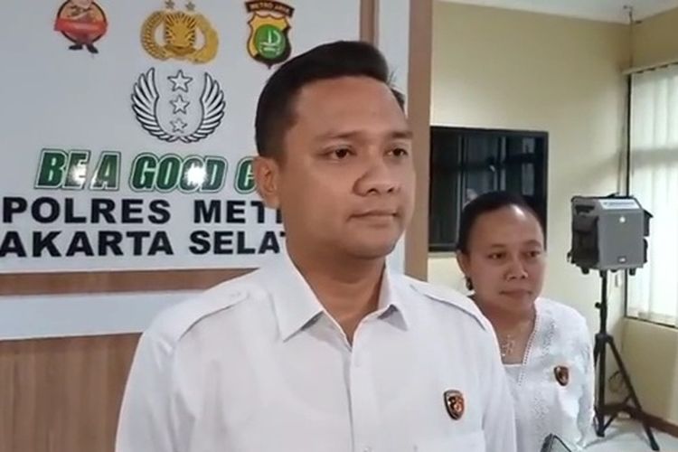 Wakasat Reskrim Polres Metro Jakarta Selatan Kompol Henrikus Yossi saat mengumumkan penetapan tersangka H (42) yang cabuli anak tirinya di Pesanggrahan, Jakarta Selatan, Rabu (3/1/2024).