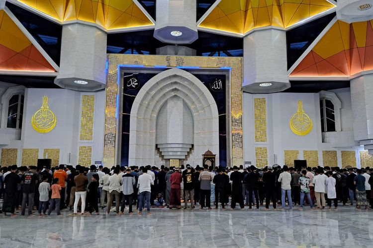 Warga shalat tarawih di Masjid 99 Kubah yang terletak di Center Point of Indonesia (CPI) Makassar, Rabu (29/3/2023). Presiden Jokowi batal menggelar salat tarawih di lokasi itu. 