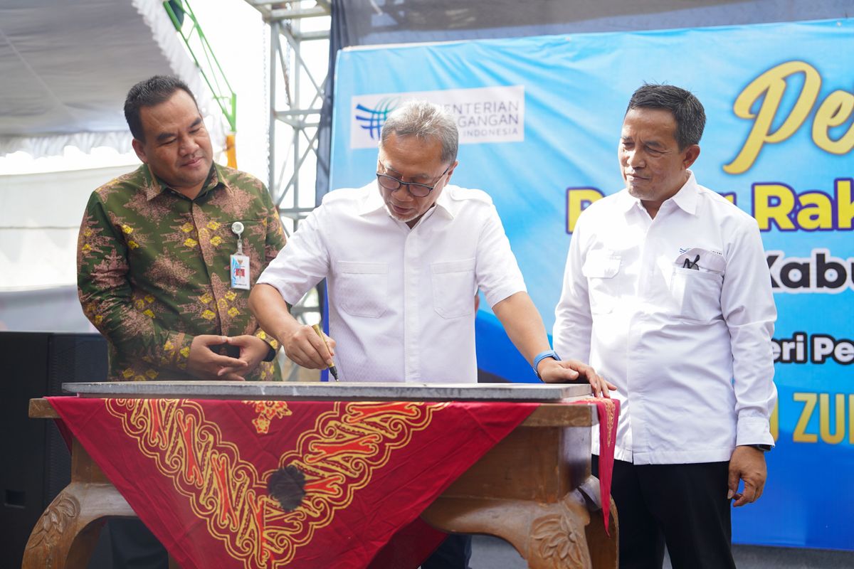 Menteri Perdagangan (Mendag) Zulkifli Hasan meresmikan Pasar Rakyat Cepu Induk, Kecamatan Cepu, Kabupaten Blora, Jawa Tengah (Jateng), Minggu (21/1/2024). tahapan pembangunan Pasar Rakyat Cepu Induk berlangsung sejak Jumat (1/9/2023) hingga Jumat (29/12/2023). 

